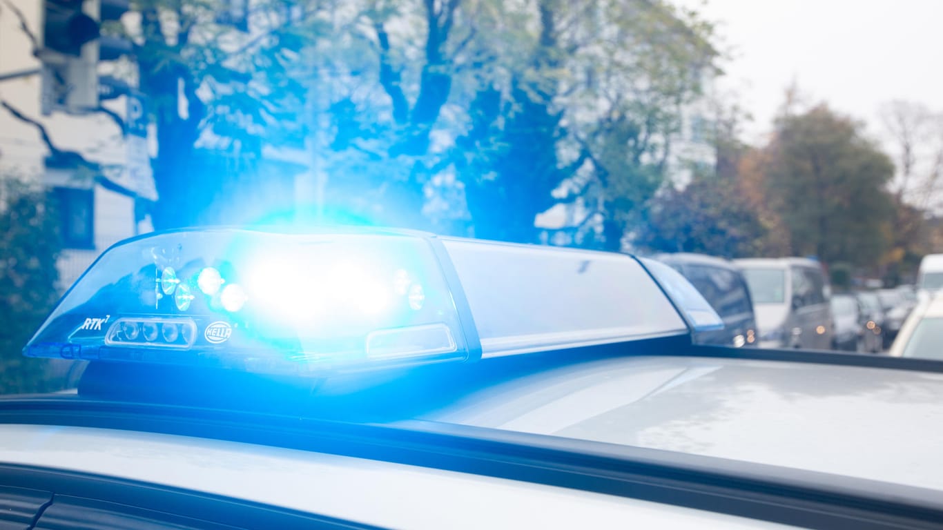 Polizeiwagen im Einsatz (Symbolbild): Gegen den Mann wird wegen Straßenverkehrsgefährdung und Trunkenheit im Straßenverkehr ermittelt.