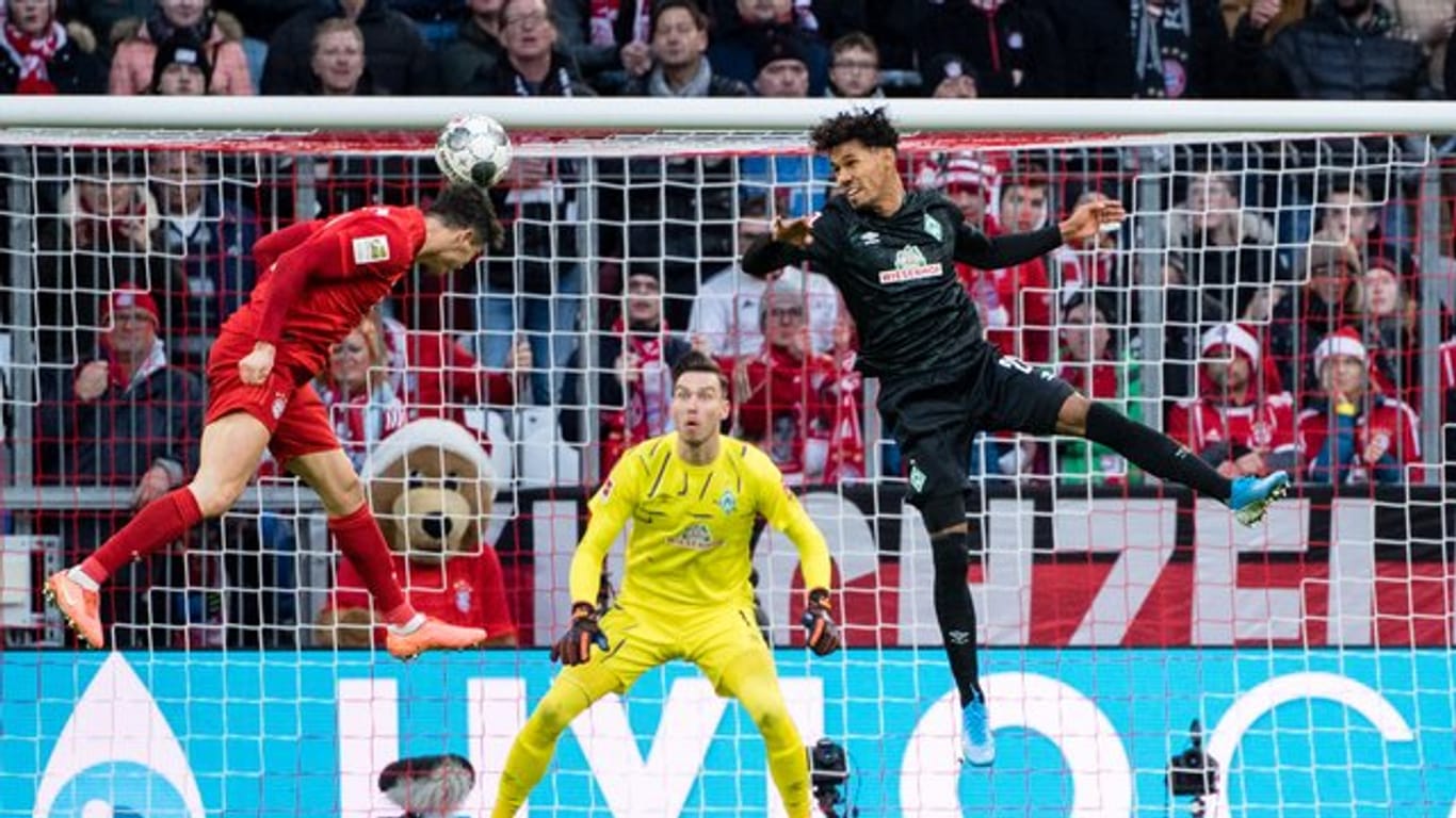 Fällt verletzt für Werder Bremen aus: Theodor Gebre Selassie (r) in Aktion beim Spiel in München.