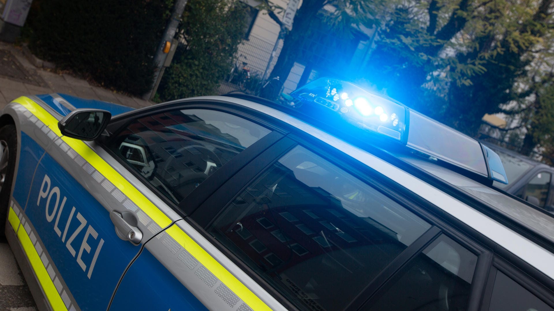 Ein Einsatzwagen der Polizei (Symbolfoto): Der Mann hatte sich zunächst selbst schwer verletzt, hieß es im Polizeibericht.