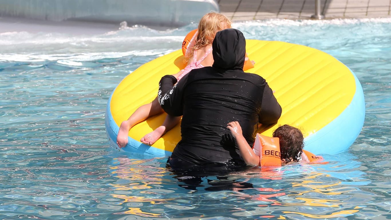 Eine Frau mit einer Burkini: In Frankfurt soll ein Schwimmbad nur für Muslime entstehen. Es würde rund drei Millionen Euro kosten.