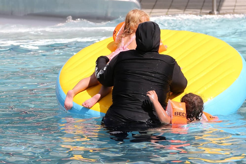 Eine Frau mit einer Burkini: In Frankfurt soll ein Schwimmbad nur für Muslime entstehen. Es würde rund drei Millionen Euro kosten.