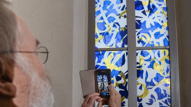 Eines der drei neuen Chorfenster in der Dorfkirche von Großbadegast. Eines der drei neuen Chorfenster in der Dorfkirche von Großbadegast.