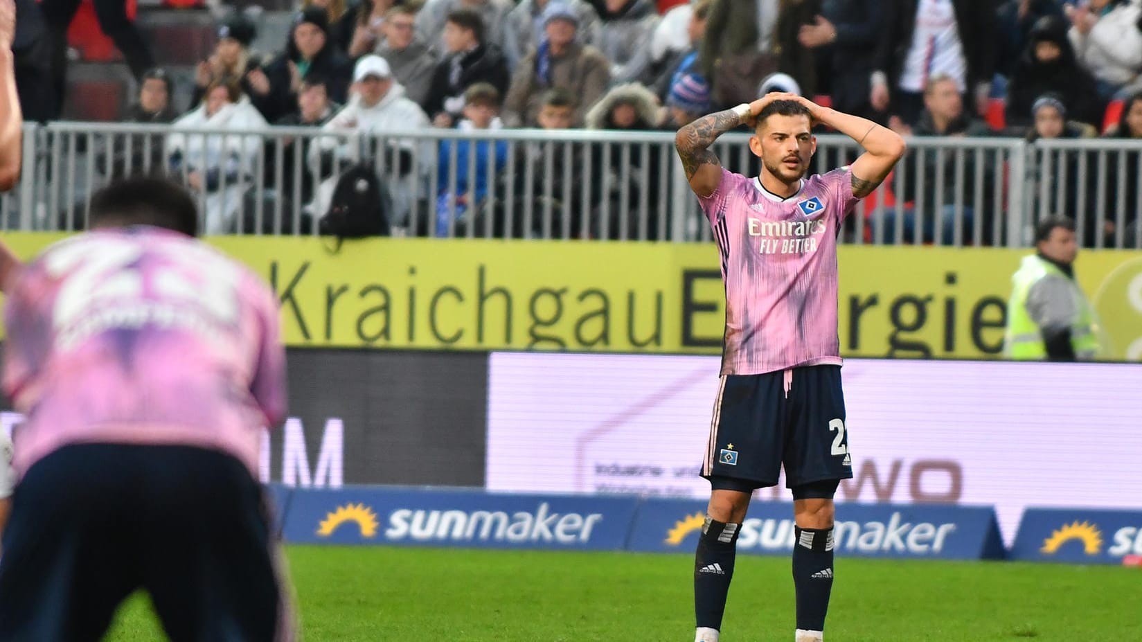Enttäuschten beim Unentschieden gegen Sandhausen: Das Hamburger Team um Tim Leibold. Enttäuschten beim Unentschieden gegen Sandhausen: Das Hamburger Team um Tim Leibold.
