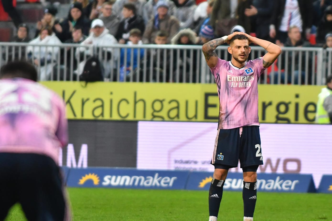 Enttäuschten beim Unentschieden gegen Sandhausen: Das Hamburger Team um Tim Leibold.