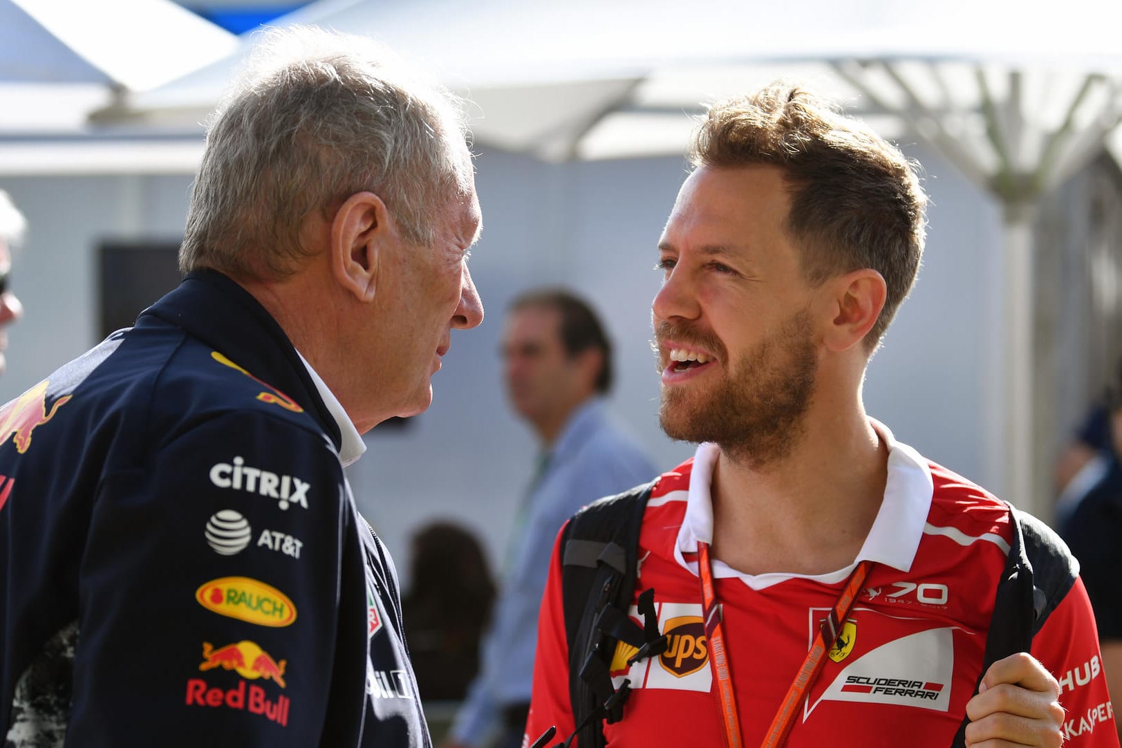 Früher gemeinsam bei Red Bull, heute Konkurrenten: Red-Bull-Motorsport-Chef Helmut Marko (l.) und Ferrari-Fahrer Sebastian Vettel (r.).