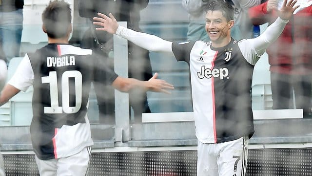 Juves Doppelpacker Cristiano Ronaldo (r) feiert sein Tor zum 1:0 mit Mitspieler Paulo Dybala.