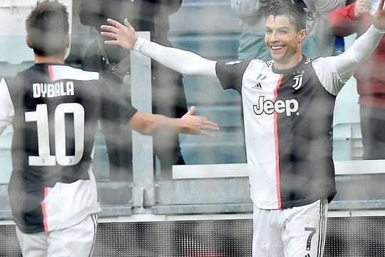 Juves Doppelpacker Cristiano Ronaldo (r) feiert sein Tor zum 1:0 mit Mitspieler Paulo Dybala.