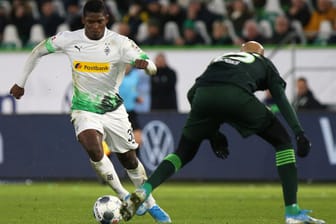 Im Duell mit Wolfsburgs John-Anthony Brooks: Gladbachs Torschütze Breel Embolo (l.).