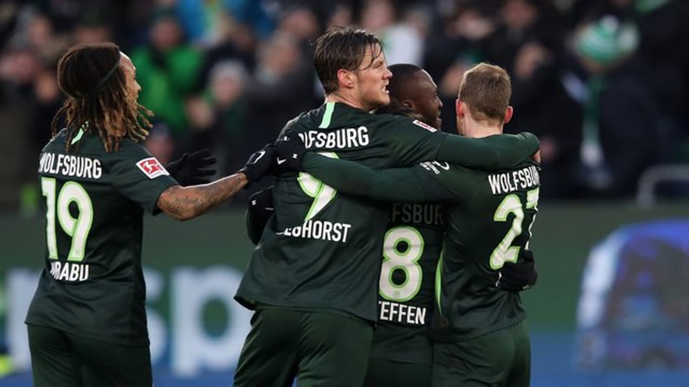 Wolfsburgs Spieler jubeln nach der 1:0-Führung gegen Borussia Mönchengladbach.