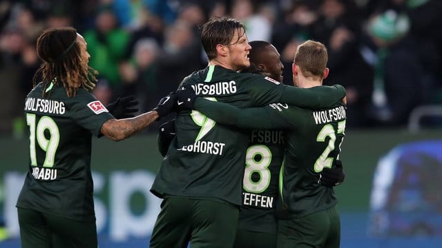 Wolfsburgs Spieler jubeln nach der 1:0-Führung gegen Borussia Mönchengladbach. Wolfsburgs Spieler jubeln nach der 1:0-Führung gegen Borussia Mönchengladbach.