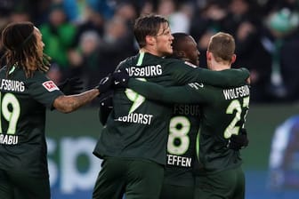 Wolfsburgs Spieler jubeln nach der 1:0-Führung gegen Borussia Mönchengladbach.