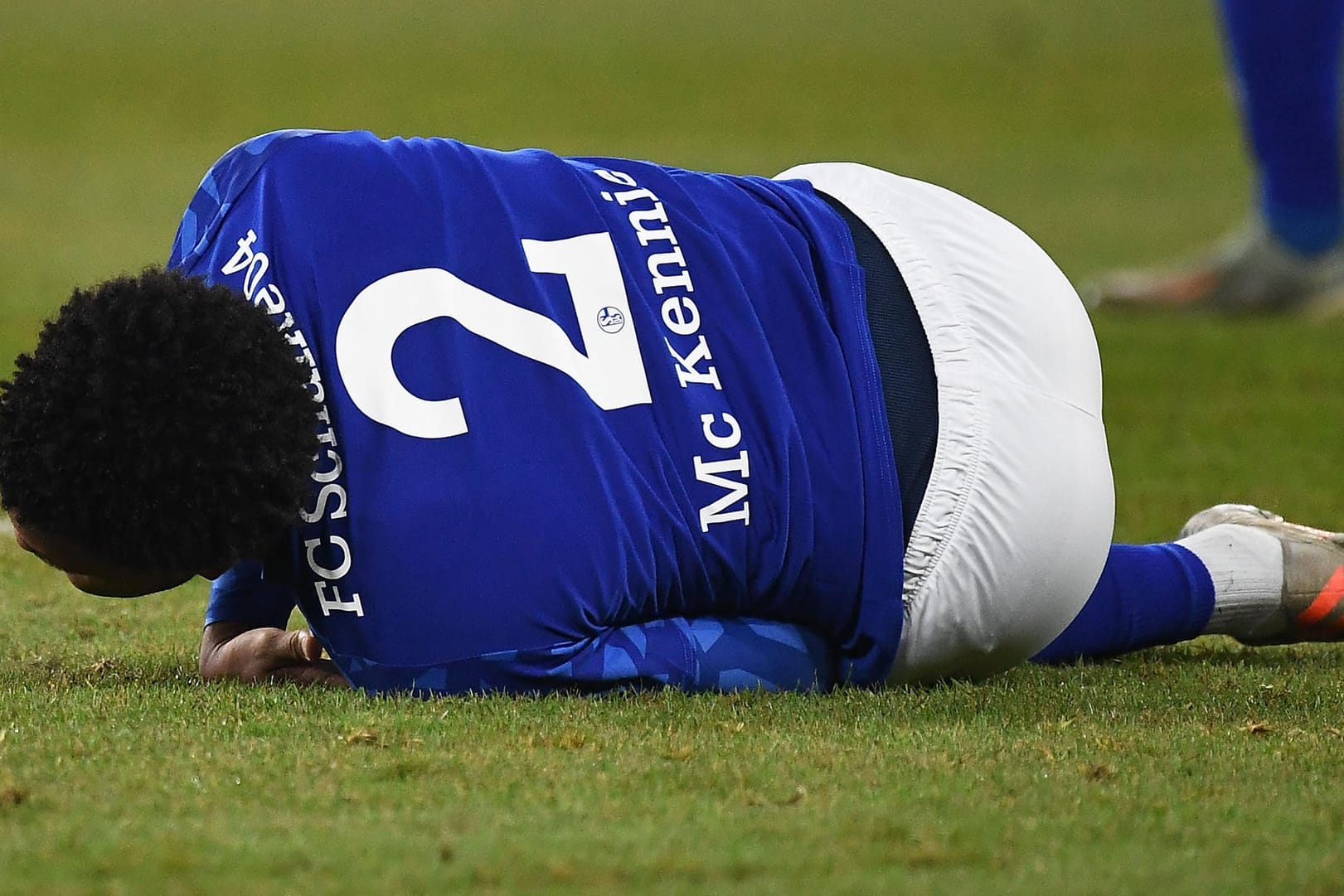 Musste früh ausgewechselt werden: Schalkes Weston McKennie.