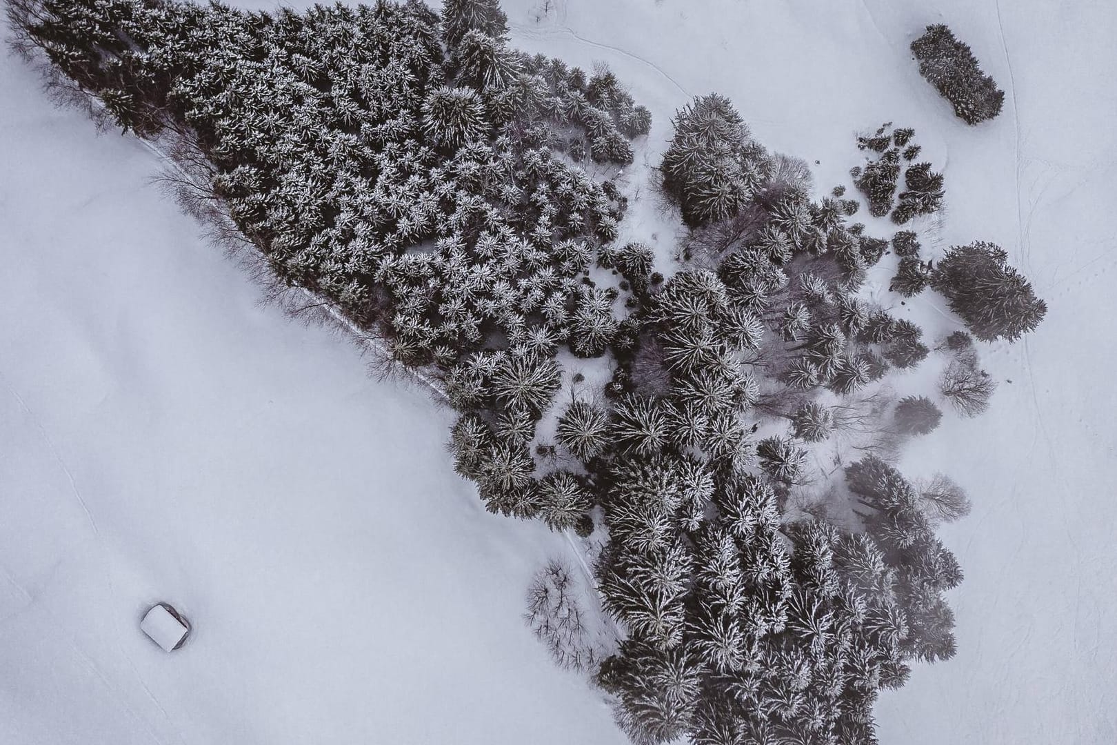 Ein Berg in Österreich (Symbolfoto) : Rettungskräfte fanden den Mann drei Meter tief im Schnee.
