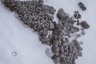 Ein Berg in Österreich (Symbolfoto) : Rettungskräfte fanden den Mann drei Meter tief im Schnee.