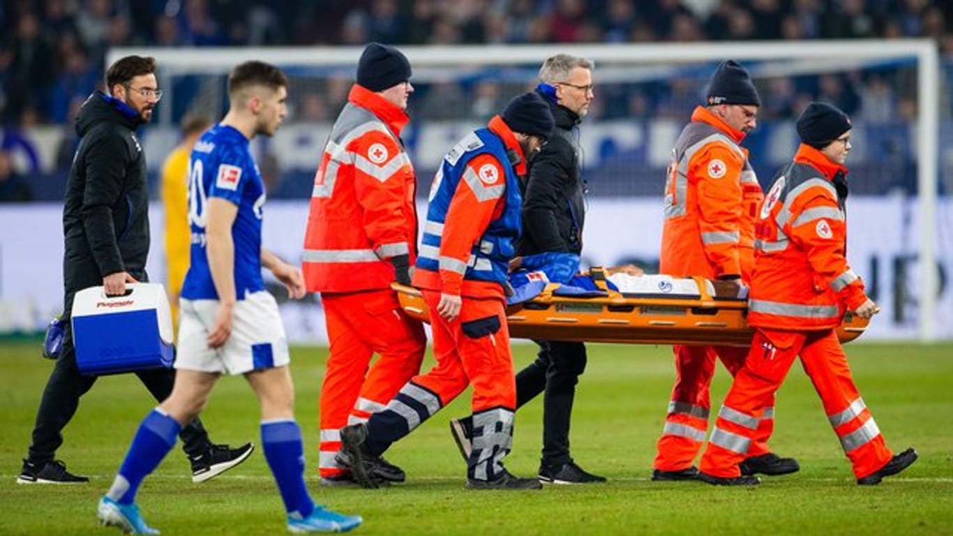 Schalkes Weston McKennie muss nach einem Zweikampf mit Frankfurts Dost verletzt vom Platz getragen werden.