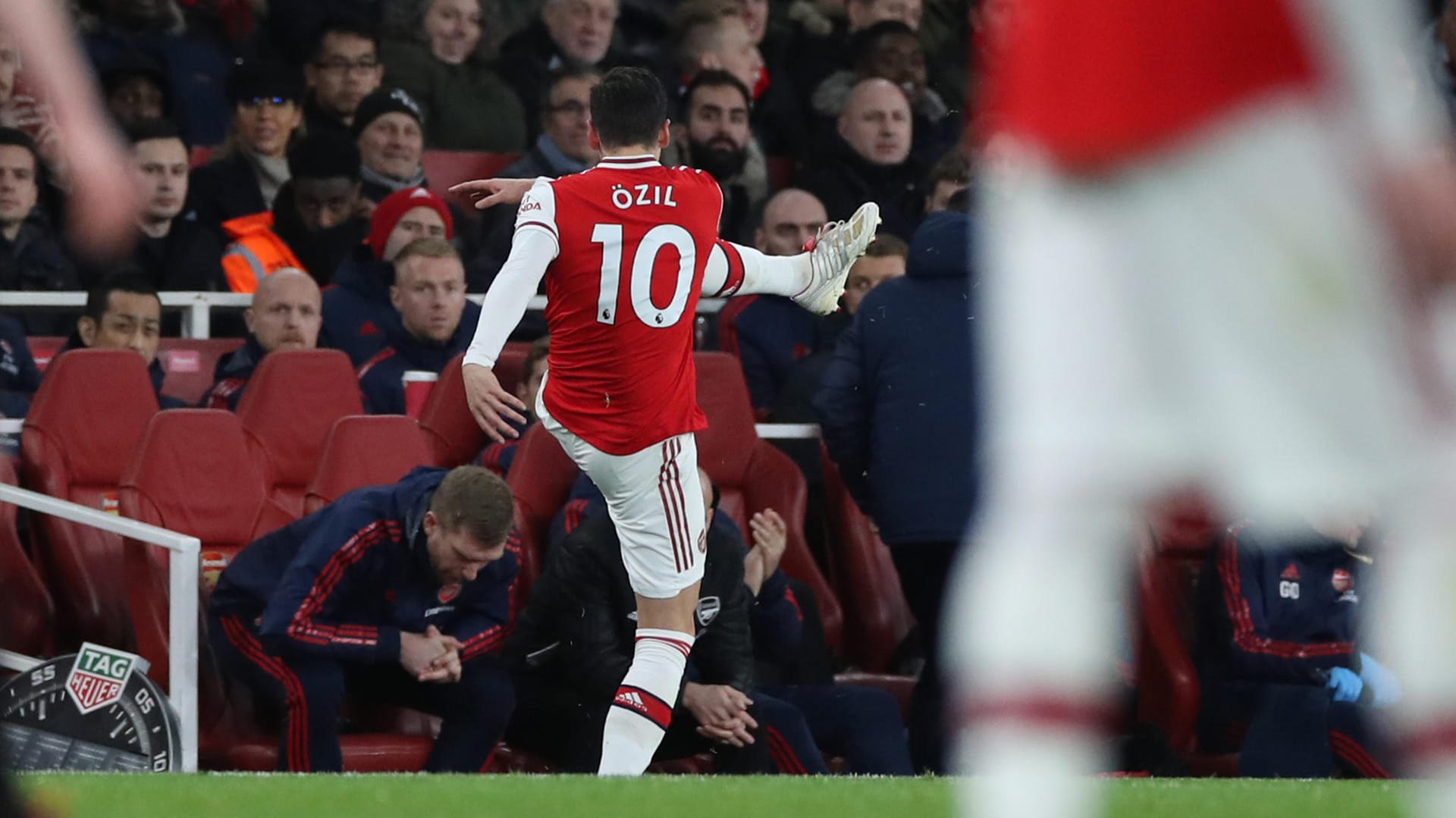 Moment der Auswechslung: Mesut Özil muss das Feld vorzeitig verlassen. Moment der Auswechslung: Mesut Özil muss das Feld vorzeitig verlassen.
