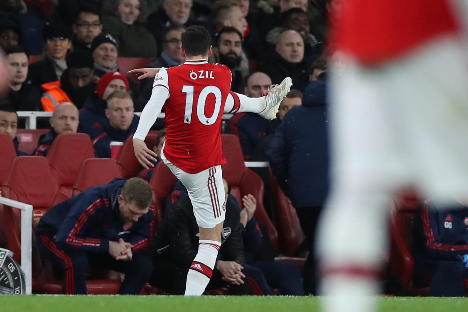 Moment der Auswechslung: Mesut Özil muss das Feld vorzeitig verlassen.