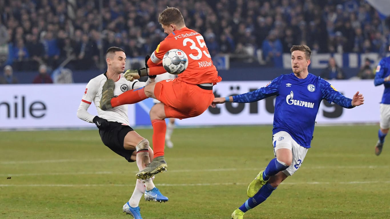 Ganz böse Szene: Schalkes Torwart Alexander Nübel räumt Frankfurts Mijat Gacinovic ab.