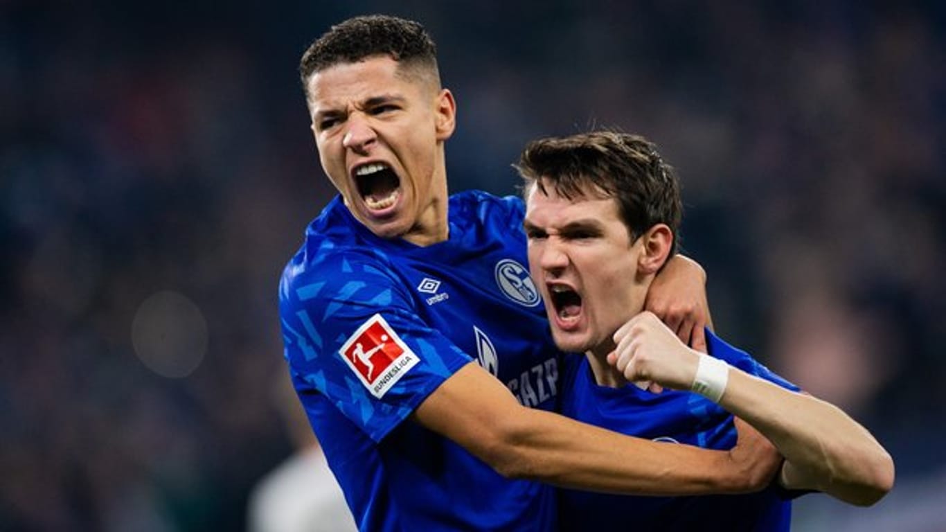 Schalkes Benito Raman (r) freut sich mit Amine Harit über sein Tor zum 1:0.