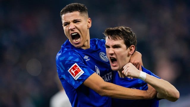 Schalkes Benito Raman (r) freut sich mit Amine Harit über sein Tor zum 1:0. Schalkes Benito Raman (r) freut sich mit Amine Harit über sein Tor zum 1:0.