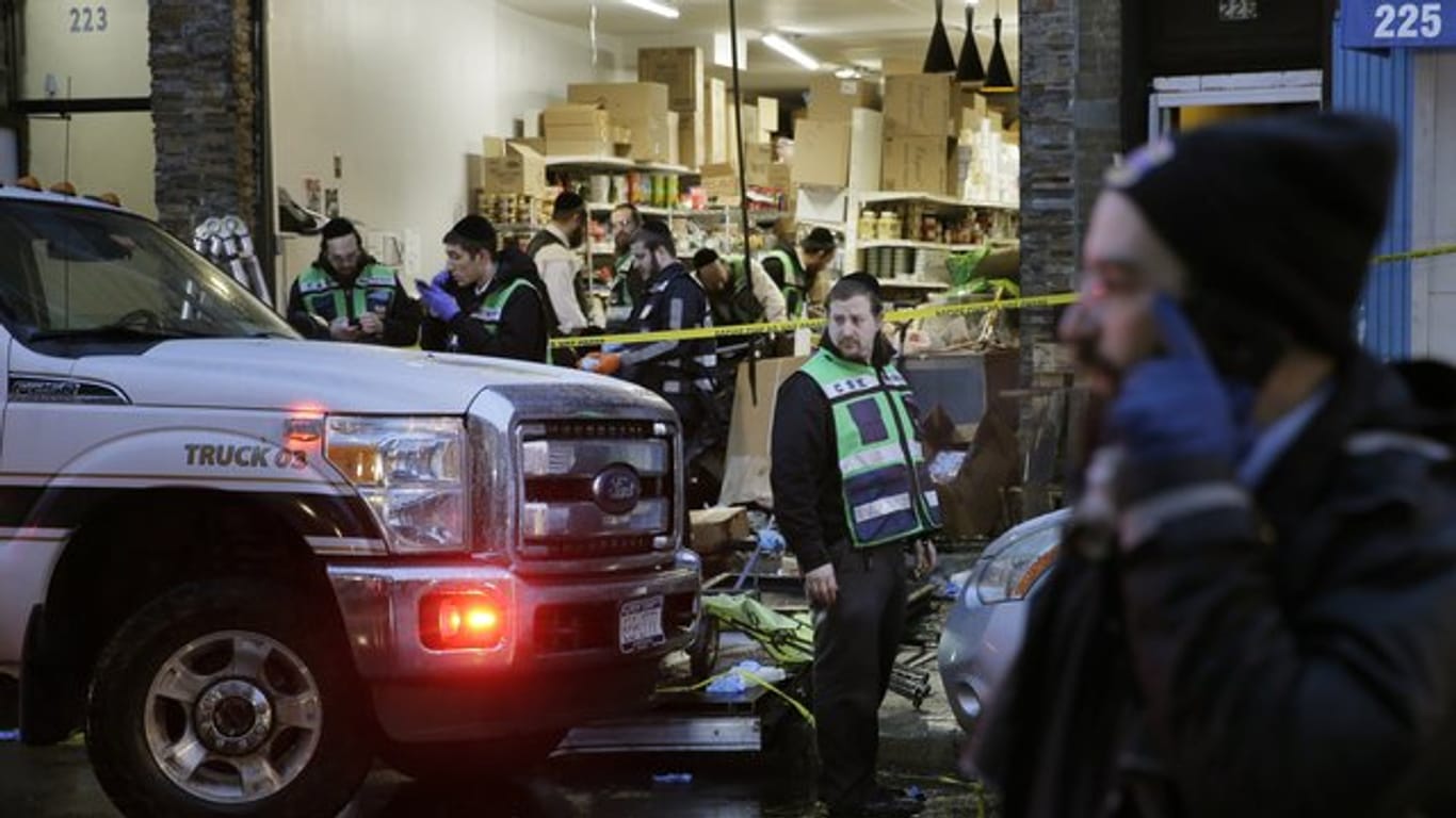 In einem koscheren Supermarkt nahe New York wurden bei einem Angriff drei Menschen getötet, zudem wurden die beiden Angreifer von der Polizei erschossen.