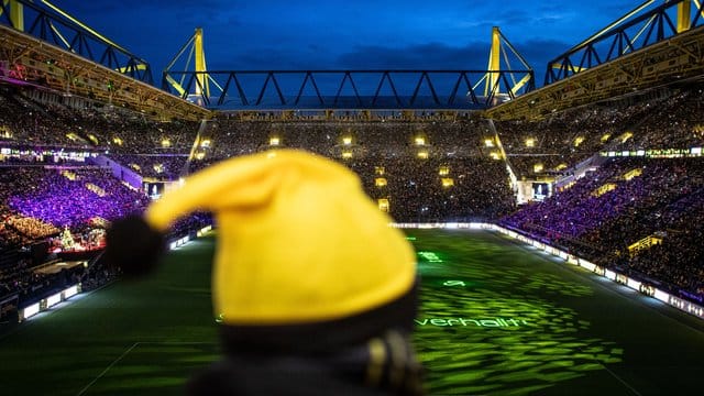 Weihnachtssingen im Signal Iduna Park: BVB-Fans singen gemeinsam Weihnachtslieder.