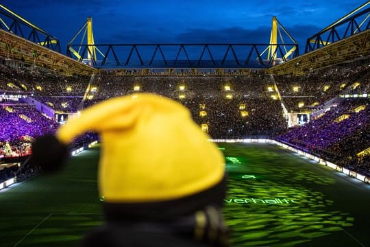 Weihnachtssingen im Signal Iduna Park: BVB-Fans singen gemeinsam Weihnachtslieder.