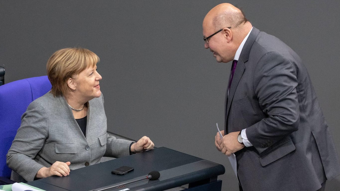 Angela Merkel und Wirtschaftsminister Peter Altmaier: "Ohne ausreichend Fachkräfte kann ein Wirtschaftsstandort nicht erfolgreich sein", warnte die Kanzlerin.