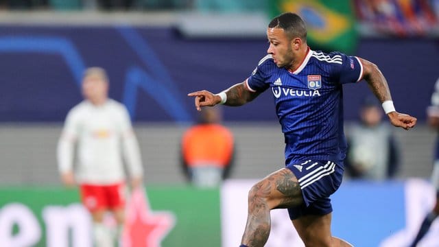Lyons Offensivspieler Depay hat einen Kreuzbandriss erlitten und droht bei der EM im kommenden Sommer auszufallen. Lyons Offensivspieler Depay hat einen Kreuzbandriss erlitten und droht bei der EM im kommenden Sommer auszufallen.