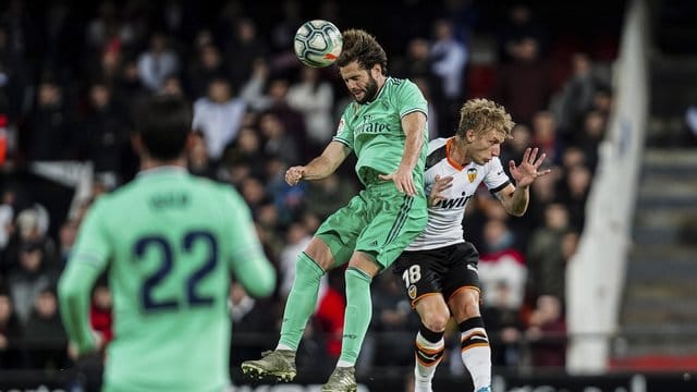 Madrids Nacho (l) und Valencias Daniel Wass im Kopfballduell um den Ball. Madrids Nacho (l) und Valencias Daniel Wass im Kopfballduell um den Ball.