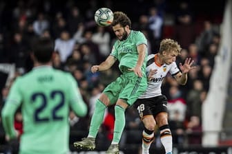 Madrids Nacho (l) und Valencias Daniel Wass im Kopfballduell um den Ball.