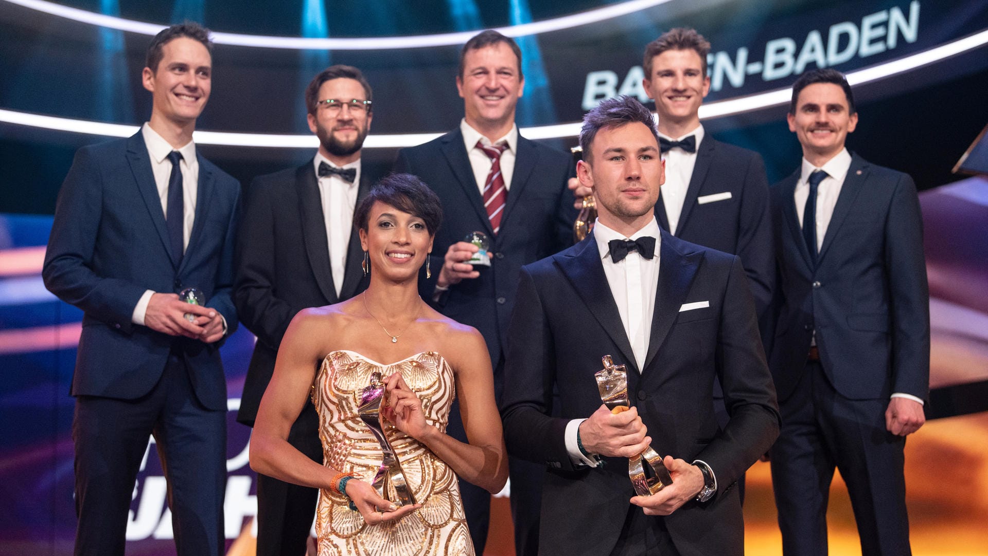 Gala zur Wahl der "Sportler des Jahres 2019": Die deutsche Skisprungmannschaft – Stephan Leyhe (hinten l-r), Markus Eisenbichler, der ehemalige Skisprung-Bundestrainer Werner Schuster, Karl Geiger und Richard Freitag, Leichtathletin Malaika Mihambo und Leichathlet Niklas Kaul.