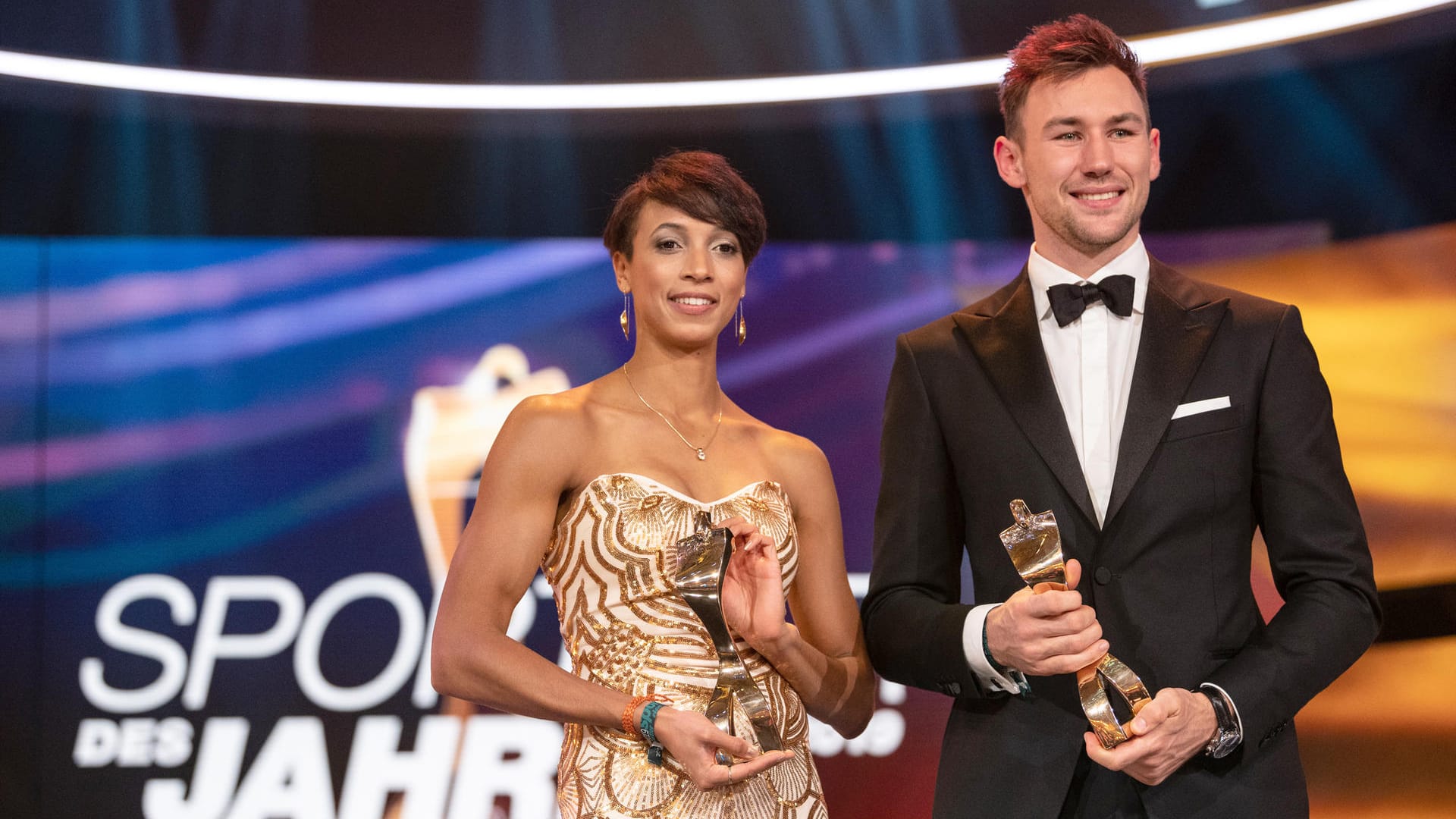 Gala zur Wahl der "Sportler des Jahres 2019": Malaika Mihambo und Niklas Kaul freuen sich über ihre Trophäen.