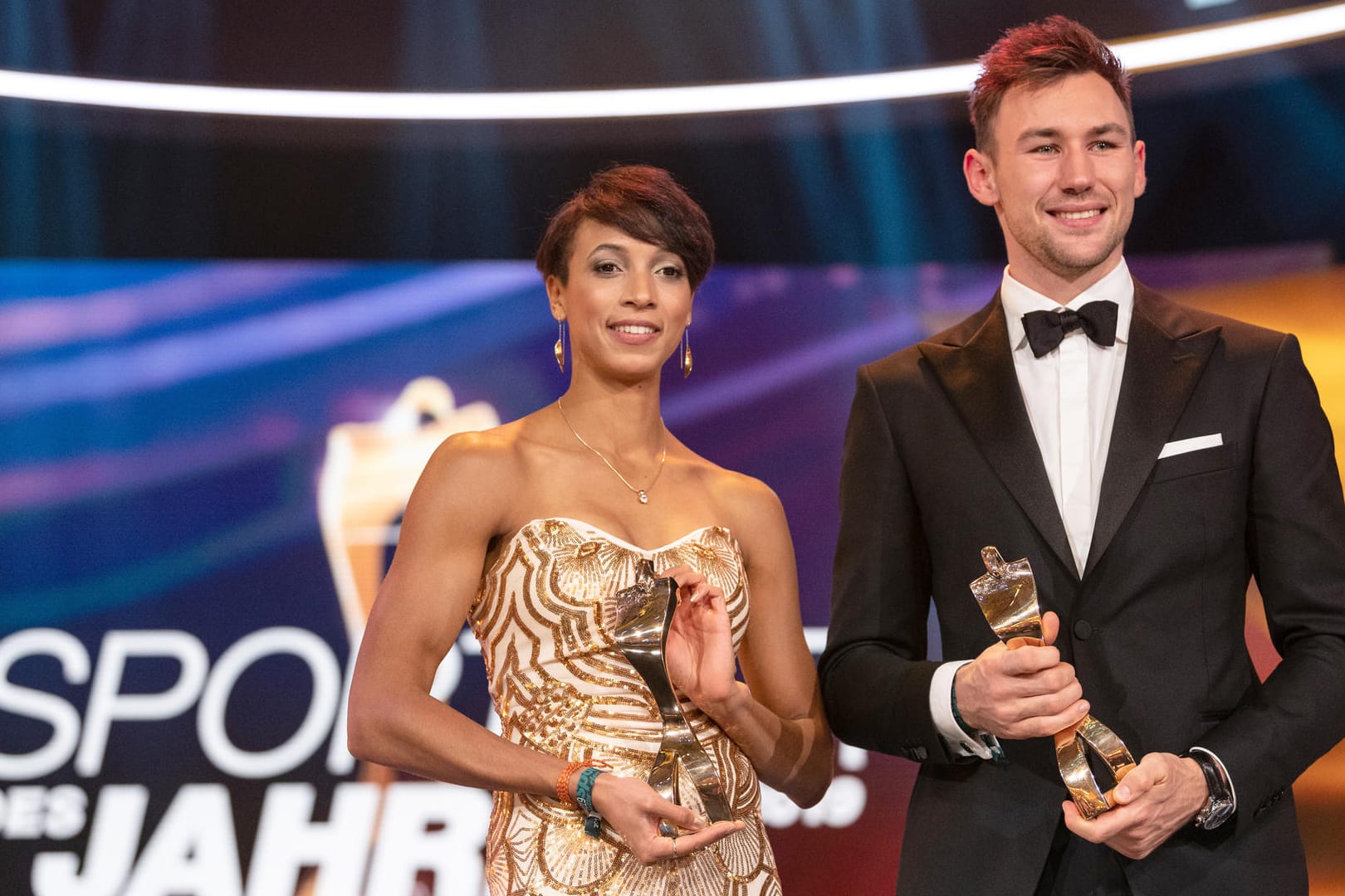 Gala zur Wahl der "Sportler des Jahres 2019": Malaika Mihambo und Niklas Kaul freuen sich über ihre Trophäen.