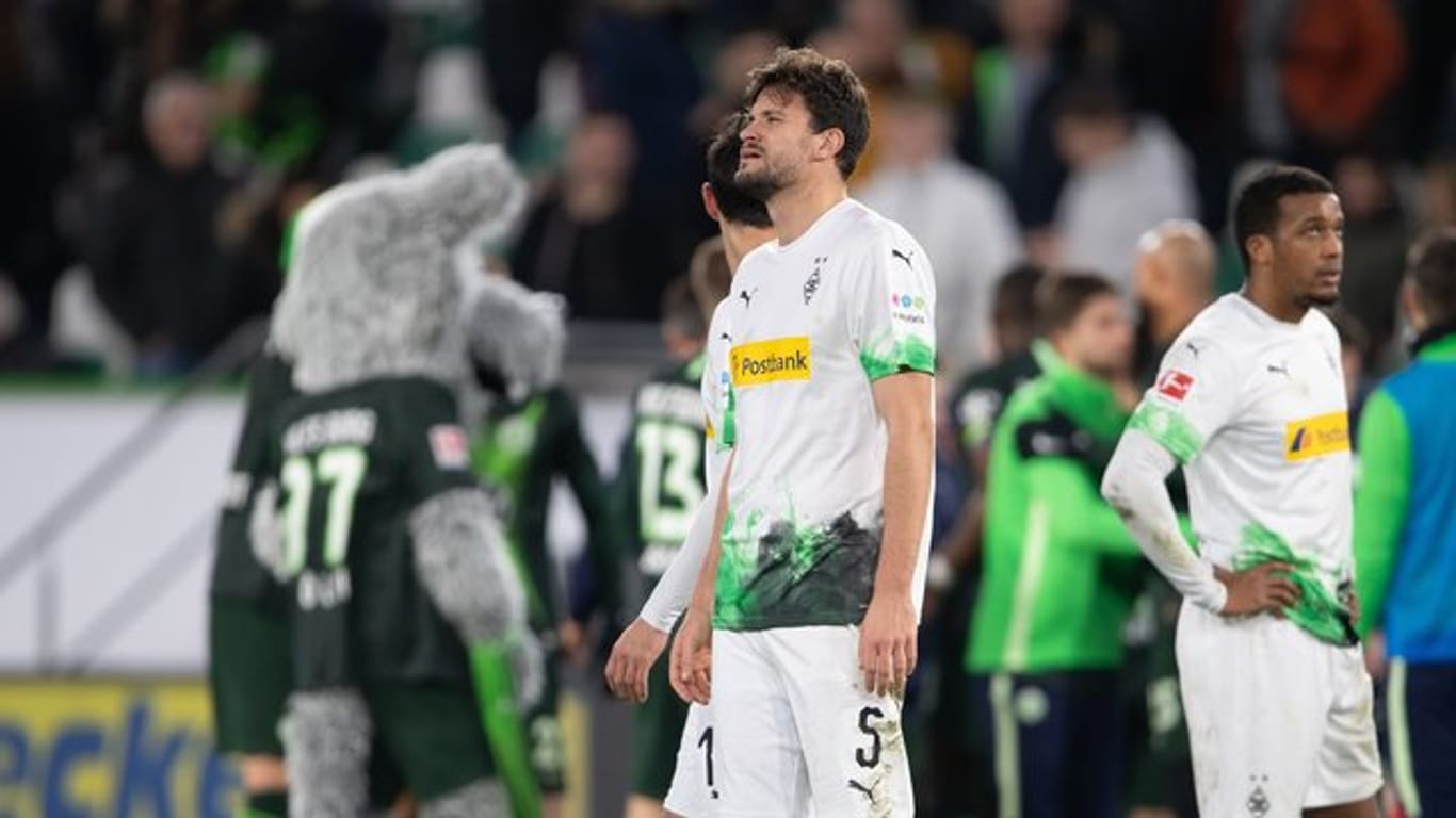 Mönchengladbachs Spieler stehen nach der bitteren Niederlage in Wolfsburg enttäuscht auf dem Platz.