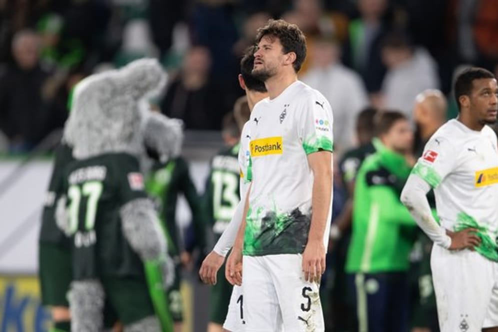 Mönchengladbachs Spieler stehen nach der bitteren Niederlage in Wolfsburg enttäuscht auf dem Platz.