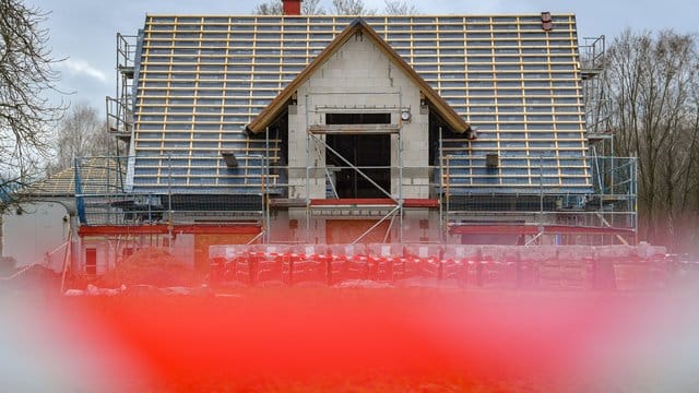 Ein Haus wird gebaut: Der Bau eines Eigenheims kann durch den Grund, auf dem das Gebäude stehen soll, entscheidend beeinflusst werden.