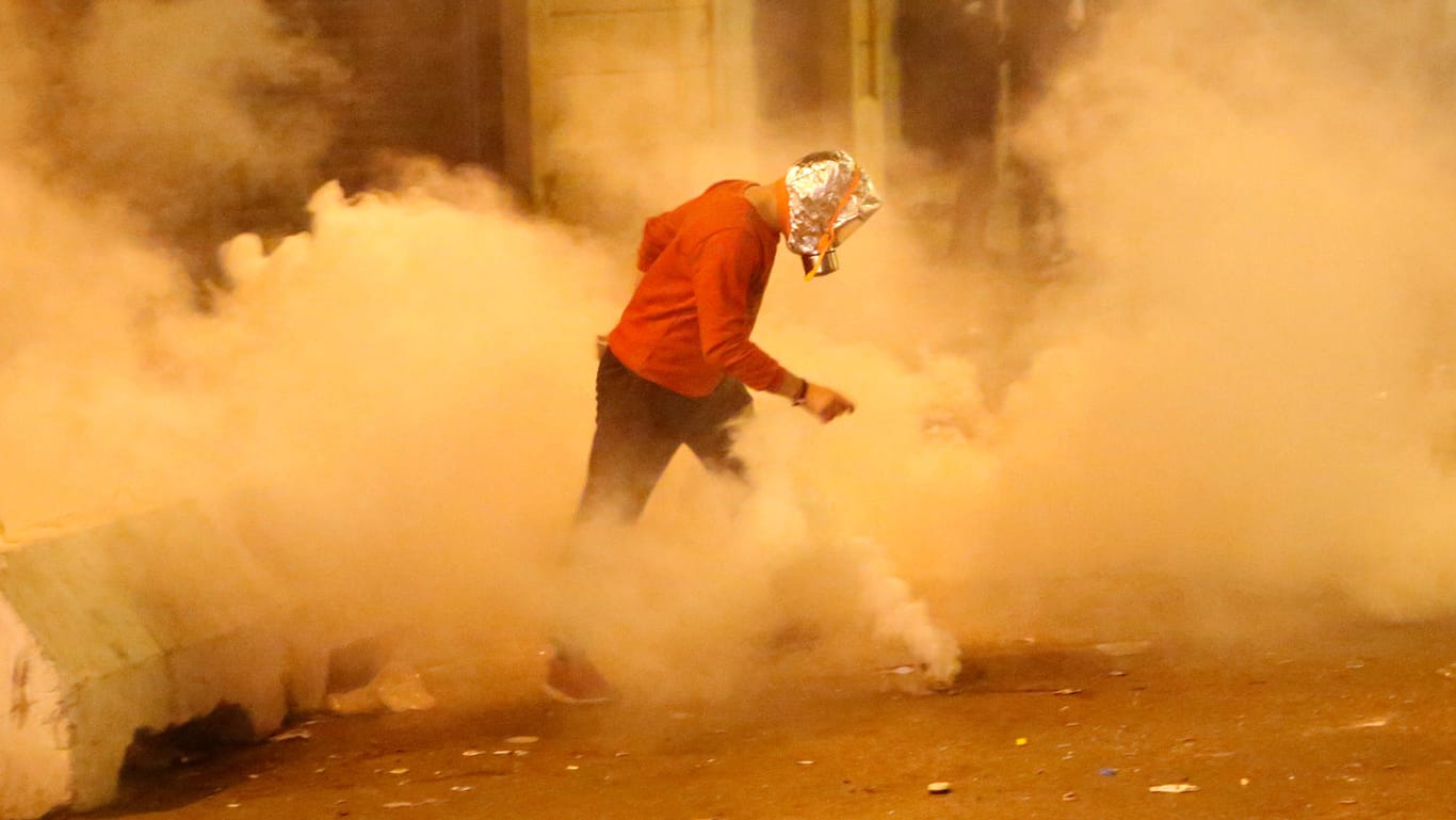 Tränengas in Beirut: Ein Demonstrant versucht, mit einer improvisierten Atemschutzmaske zu entkommen.