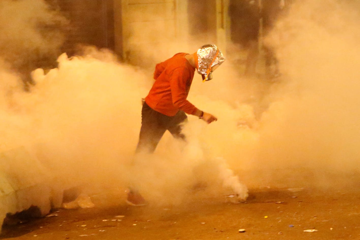 Tränengas in Beirut: Ein Demonstrant versucht, mit einer improvisierten Atemschutzmaske zu entkommen.