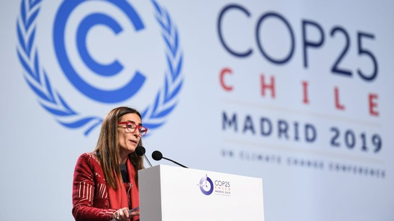 Carolina Schmidt aus Chile, Präsidentin des Klimagipfels, spricht vor dem Abschlussplenum der UN-Klimakonferenz (COP25).
