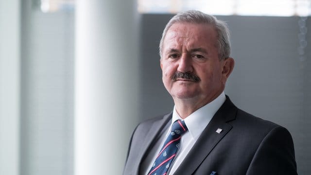 In dem Pilotprojekt der Fraunhofer-Gesellschaft komme die sogenannte Quantenkommunikation zum Einsatz, sagt Reimund Neugebauer, Präsident der Fraunhofer-Gesellschaft e. In dem Pilotprojekt der Fraunhofer-Gesellschaft komme die sogenannte Quantenkommunikation zum Einsatz, sagt Reimund Neugebauer, Präsident der Fraunhofer-Gesellschaft e.