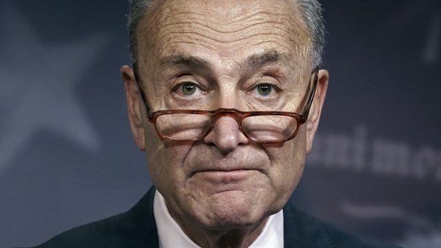 Chuck Schumer, demokratischer Minderheitsführer, im Gespräch mit Journalisten. Chuck Schumer, demokratischer Minderheitsführer, im Gespräch mit Journalisten.