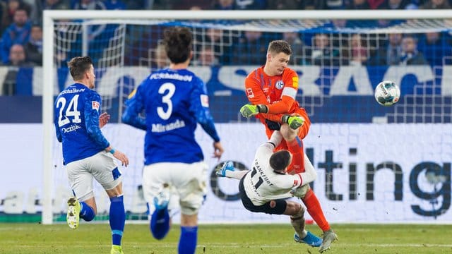 Schalkes Torwart Alexander Nübel (r) foult Mijat Gacinovic (M) von Eintracht Frankfurt.