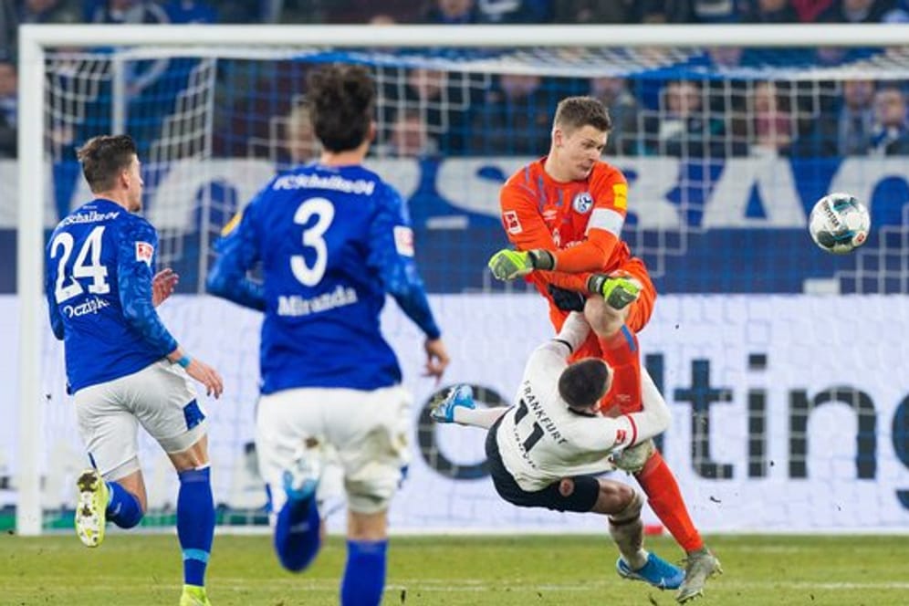 Schalkes Torwart Alexander Nübel (r) foult Mijat Gacinovic (M) von Eintracht Frankfurt.