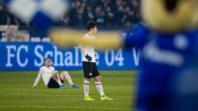 Frankfurts Spieler machen nach der Niederlage auf Schalke einen erschöpften Eindruck.