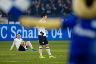 Frankfurts Spieler machen nach der Niederlage auf Schalke einen erschöpften Eindruck.
