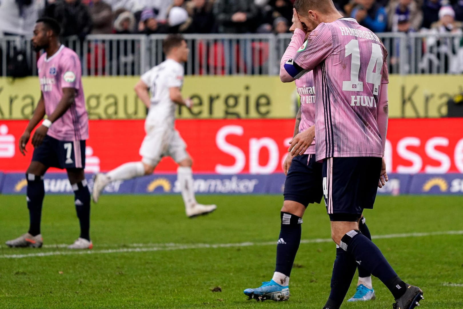 Aaron Hunt: Der HSV-Kapitän blickt frustriert.