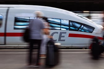 ICE hält im Kölner Hauptbahnhof: Die Bahncard 50 kostet derzeit 255 pro Jahr für die 2. Klasse. (Symbolfoto)