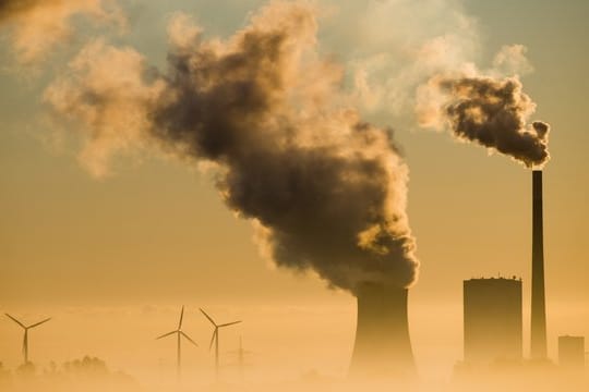 Die gesamten Einnahmen aus einem höheren CO2-Preis sollen zur Senkung der EEG-Umlage verwendet und so den Bürgern zurückgegeben werden.