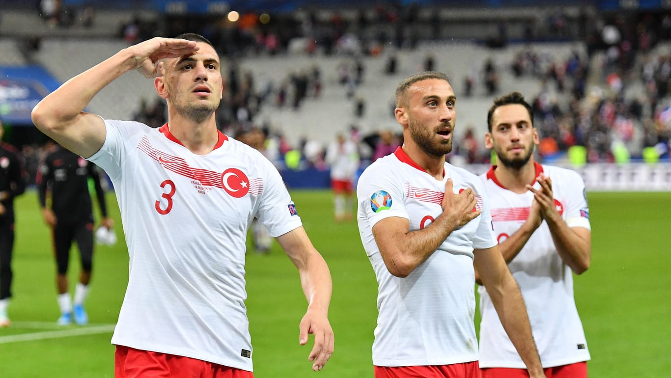 Sorgten mit dem Salut-Jubel bei EM-Qualifikationsspielen für Aufsehen: Die Spieler der türkischen Nationalmannschaft.